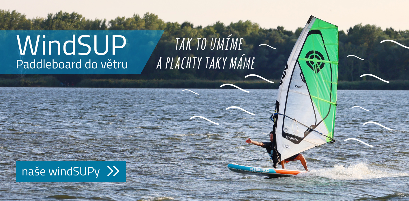 Muž plachtící na nafukovacím paddleboardu s plachtou - tzv. WindSUPu