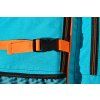 detail oranžového popruhu s plastovou sonou / karabinou
